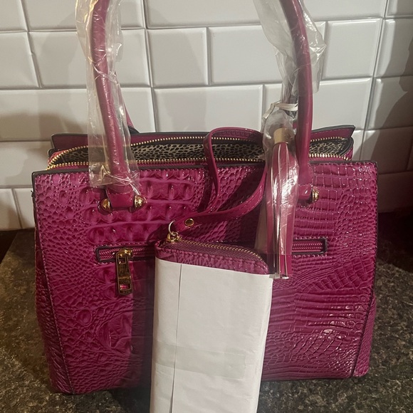 Elegant Pink Crocodile-Embossed Women's Handbag - Picture 3 of 3